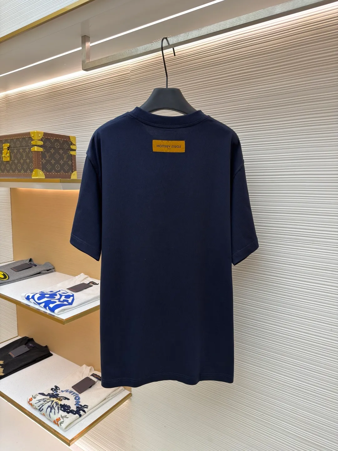 LOUISVUITTON embossed small label T-shirt ●Authentic product: 4989. Purchased and developed ●Item number: 1682264-A00 ●Fabric: pure cotton fabric ●Technology: embossed production ●Version: fitted version ●Weight: about 305 grams ●Size: XS-S-M-L ●Description: Fabric is 40S/2 Double-strand smooth cotton plain weave, dust-free wool processing; matching 40s single-strand combed cotton, 280g cylindrical machine rib. The front panel is stamped and filled. After low-temperature stamping with a steel stamp, the inside is filled with foam cotton. The bottom surface is directly sealed with low-temperature hot melt glue at 80 degrees Celsius. The integrated machine operation makes the relief pattern three-dimensional and full and stylish. High-quality products require natural and beautiful products. The overall wiring is straight and delicate, the fabric is comfortable and soft, and the color is consistent without color difference. It can be matched with the same style to create a fashionable look and control various occasions. Customized accessories, complete with three standards, same style for men and women!